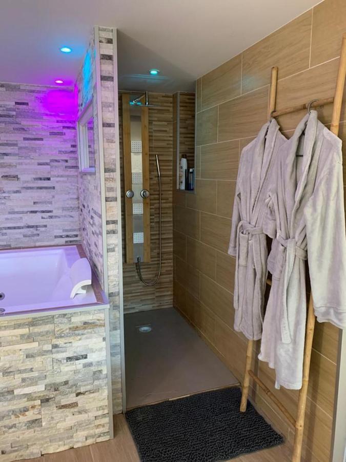 Le Menhir Jacuzzi Lit 200x200 Le Cendre
