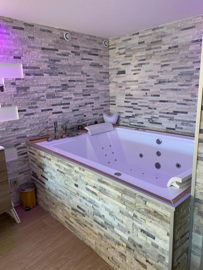 Le Menhir Jacuzzi Lit 200x200 Apartment