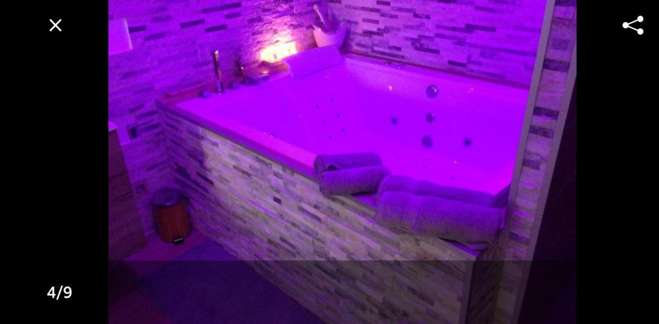 Le Menhir Jacuzzi Lit 200x200